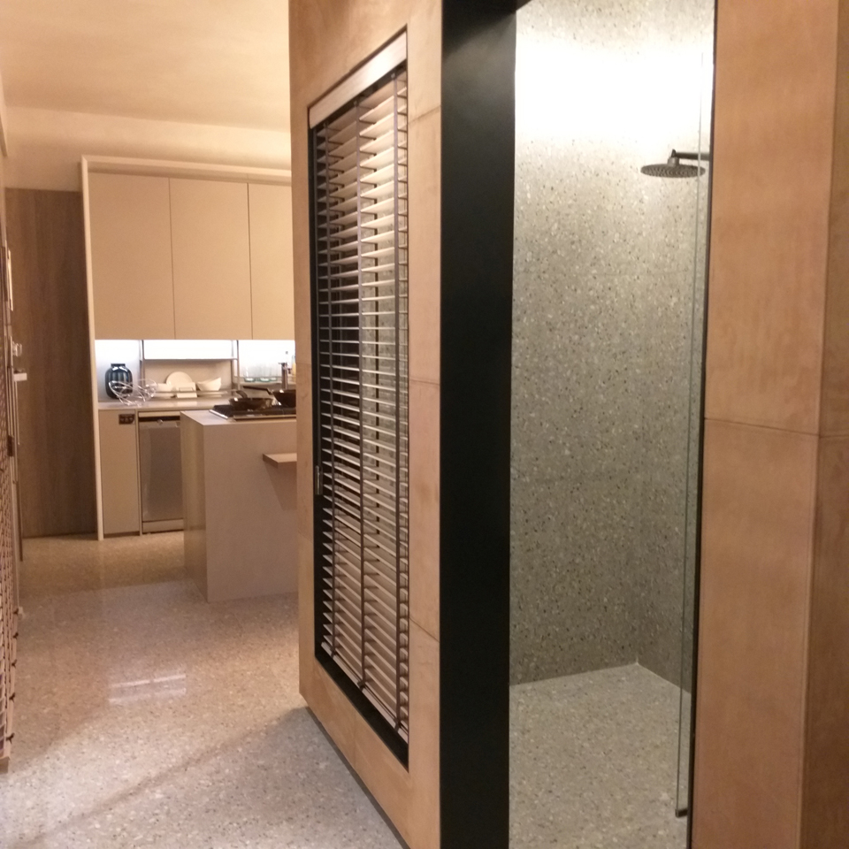 Destaque do projeto de Fernando Piva, o volume central em drywall abriga o banheiro do estúdio, com direito a box de vidro